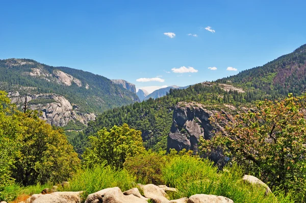 Califórnia, EUA: vista aérea de sequoias gigantes e penhascos de granito dentro do Parque Nacional de Yosemite, um parque nacional americano famoso por suas espetaculares falésias de granito, cachoeiras, habitat e diversidade biológica — Fotografia de Stock