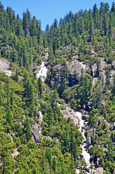Kalifornien: vattenfall och mammutträd lundar i Yosemite National Park — Stockfoto