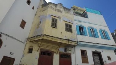 Tangier, Fas - 22 Nisan 2016: Tangier Fas şehir, sokak görünümü ve eski şehir. Kale