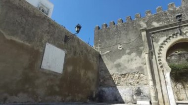 Tangier, Fas - 22 Nisan 2016: Tangier Fas şehir, sokak görünümü ve eski şehir. Kale, ön kapı