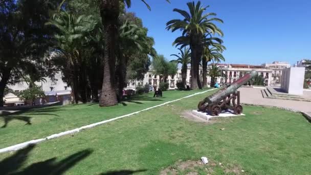 Tangier, Morocco - April 22, 2016: Gardens of La Mendoubia and cannons, monument and palm trees — Stock Video