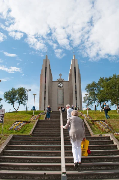 Islandia: vista de Akureyrarkirkja, la iglesia de Akureyri — Foto de Stock