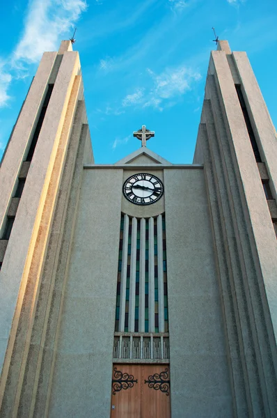 IJsland: weergave van Akureyrarkirkja, de kerk van Akureyri — Stockfoto