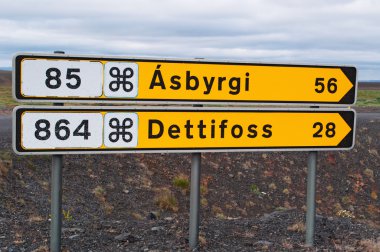 İzlanda: yol işaretleri Asbyrgi Kanyon ve Dettifoss şelale