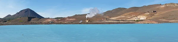 Izland, Európa: légi felvétel a Bjarnarflag kék lagúnára, a Bjarnarflag geotermikus erőmű egyik része, a Landsvirkjun (az Izlandi nemzeti áramszolgáltató vállalat) legkisebb geotermikus állomása, amelyet az északi Myvatn régióban működtetnek — Stock Fotó