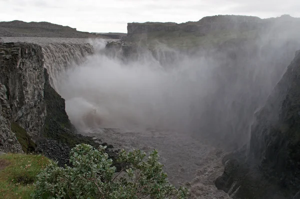 Islandia, Europa: vista aérea de Dettifoss, la cascada en el Parque Nacional Vatnajokull, una de las cascadas más poderosas de Europa y el principal destino turístico icelandés, famoso por su paisaje circundante alienígena —  Fotos de Stock