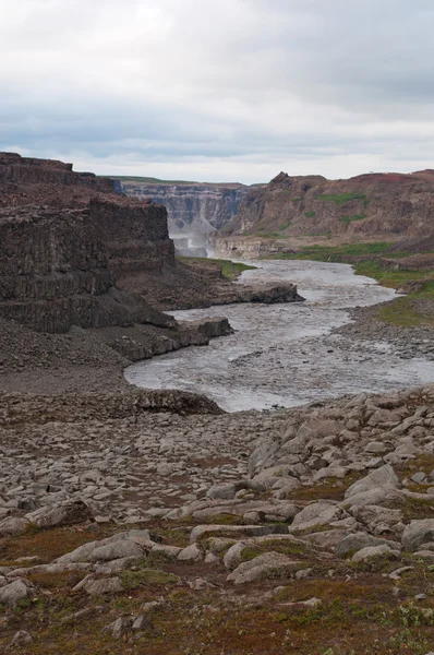 Islandia, Europa: vista aérea del cañón de Jokulsargljufur, la formación de rocas naturales donde fluye el río Jokulsa a Fjollum, el río al norte de la cascada de Dettifoss, la famosa cascada en el Parque Nacional Vatnajokull —  Fotos de Stock