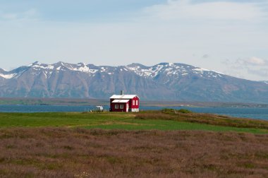 İzlanda: bir kırmızı ahşap evde kurumaya takılıyorum Çamaşırhane ile İzlanda kırsal