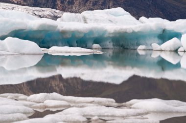 İzlanda: buzdağları Fjallsarlon buzul göl, buzul Gölü Vatnajokull Milli Parkı'nda içinde yüzen  