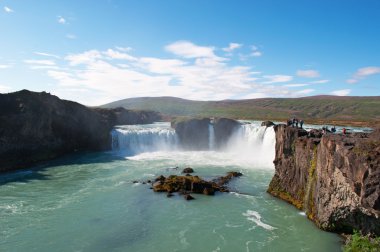 İzlanda: panoramik Godafoss şelale bir yaz gününde