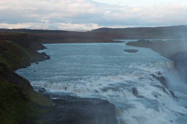 İzlanda: panoramik gece yarısı güneş battıktan sonra Gullfoss şelale
