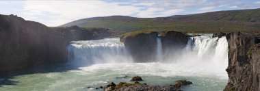 İzlanda: panoramik Godafoss şelale bir yaz gününde