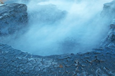 İzlanda: çatlaklar toprağa Hverir, Myvatn bölgesindeki Jeotermal alanı içinde mineral çökeller ile  