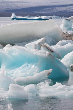 İzlanda, Avrupa: Jokulsarlon buzul lagünü yüzen buzdağları, güneydoğu İzlanda büyük bir buzul gölü, Vatnajokull Milli Parkı kenarında buzul Atlantik Okyanusu'nun kenarından çekildikten sonra geliştirilen