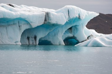 İzlanda, Avrupa: Jokulsarlon buzul lagünü yüzen buzdağları, güneydoğu İzlanda büyük bir buzul gölü, Vatnajokull Milli Parkı kenarında buzul Atlantik Okyanusu'nun kenarından çekildikten sonra geliştirilen