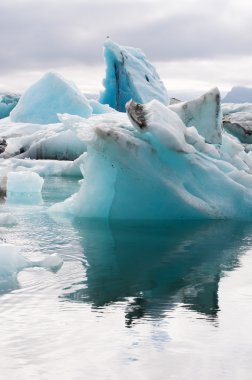 İzlanda, Avrupa: Jokulsarlon buzul lagünü yüzen buzdağları, güneydoğu İzlanda büyük bir buzul gölü, Vatnajokull Milli Parkı kenarında buzul Atlantik Okyanusu'nun kenarından çekildikten sonra geliştirilen