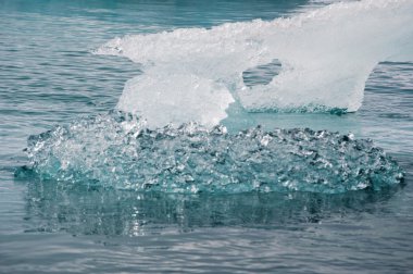 İzlanda, Avrupa: Jokulsarlon buzul lagünü yüzen buzdağları, güneydoğu İzlanda büyük bir buzul gölü, Vatnajokull Milli Parkı kenarında buzul Atlantik Okyanusu'nun kenarından çekildikten sonra geliştirilen
