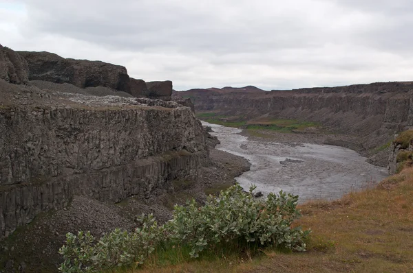 Islandia, Europa: vista aérea del cañón de Jokulsargljufur, la formación de rocas naturales donde fluye el río Jokulsa a Fjollum, el río al norte de la cascada de Dettifoss, la famosa cascada en el Parque Nacional Vatnajokull — Foto de Stock