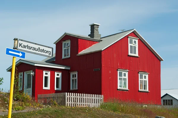 Islanda: una casa di legno rosso nella campagna islandese — Foto Stock