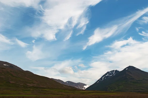 Islandia: vista panorámica del paisaje islandés con montañas y nubes vistas desde el Ring Road — Foto de Stock