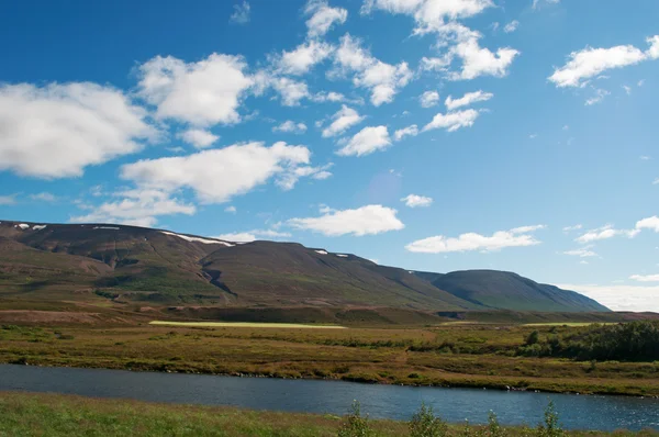 冰岛: 从环路上看到的冰岛风景的全景, 有山脉、河流和云朵 — 图库照片