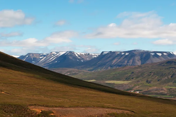 Ισλανδία: πανοραμική άποψη του ισλανδικού τοπίου με βουνά και τα σύννεφα φαίνεται από την περιφερειακή οδό — Φωτογραφία Αρχείου