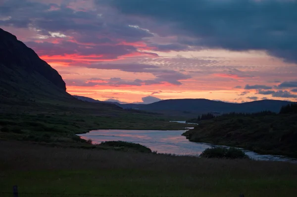 Islandia, Europa: vista aérea del impresionante paisaje a orillas del río Lagarfljot al atardecer de medianoche alrededor de la ciudad de Egilsstadir, el mayor asentamiento de la región oriental de Islandia — Foto de Stock