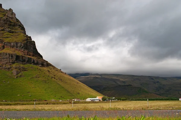 Islandia: casas bajo el volcán Eyjafjallajokull — Foto de Stock