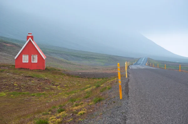 Islândia: uma pequena casa de madeira em Faskrudsfjordur — Fotografia de Stock