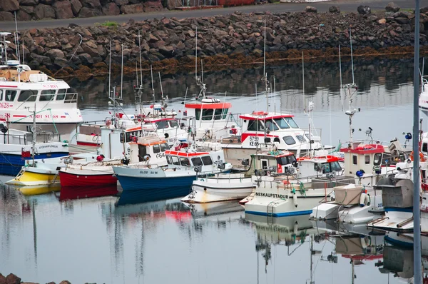 Islande : le petit port de Faskrudsfjordur — Photo