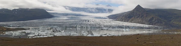 Исландия: панорамный вид на айсберги в лагуне ледников Fjallsarlon — стоковое фото