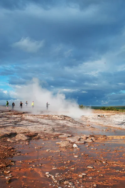 Islândia: o momento antes da erupção do Grande Geysir na área de Geysir — Fotografia de Stock