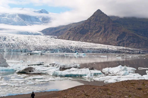 Islândia: vista panorâmica dos icebergs flutuantes na lagoa glaciar Fjallsarlon, um lago glacial no Parque Nacional Vatnajokull — Fotografia de Stock