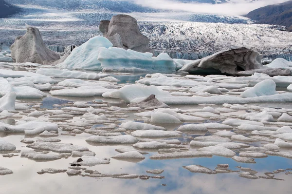 Izland: úszó jéghegyek a Fjallsarlon gleccser lagúna, Olvadékvíz-tavak, a Vatnajokull Nemzeti Park — Stock Fotó