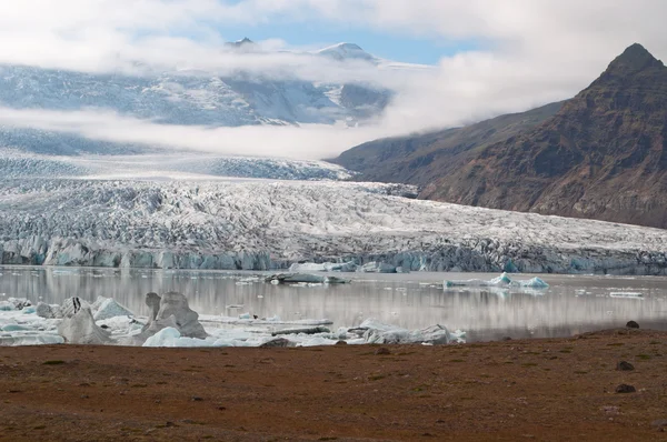 Izland: a Fjallsarlon-gleccser lagúna úszó jéghegyek, Olvadékvíz-tavak, a Vatnajokull Nemzeti Park látképe — Stock Fotó