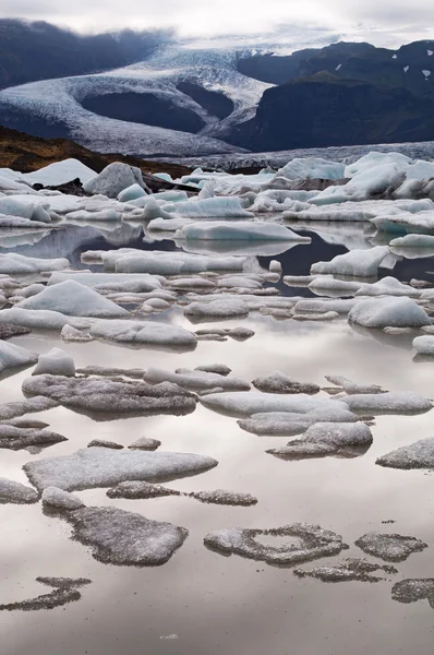Izland: úszó jéghegyek a Fjallsarlon gleccser lagúna, Olvadékvíz-tavak, a Vatnajokull Nemzeti Park — Stock Fotó