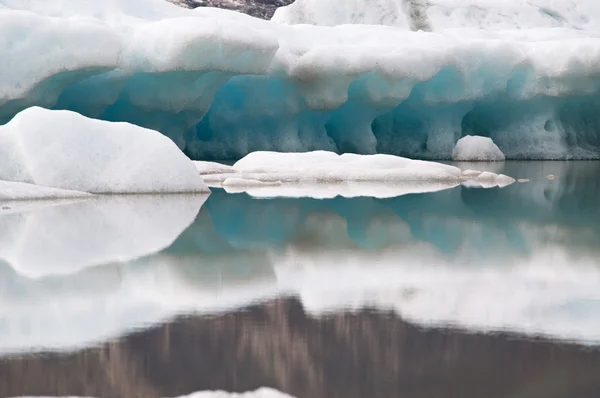 Islandia: icebergs flotantes en la laguna glaciar de Fjallsarlon, un lago glaciar en el Parque Nacional Vatnajokull — Foto de Stock