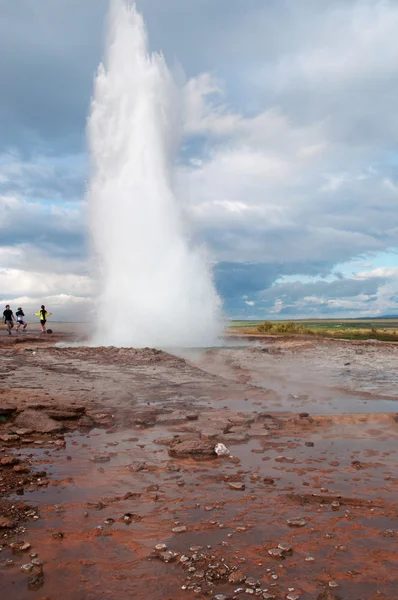 Islândia: a erupção do Grande Geysir na área de Geysir — Fotografia de Stock