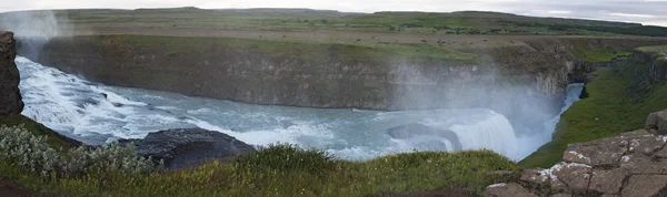 Islandia: vista panorámica de la cascada de Gullfoss después de la puesta del sol de medianoche —  Fotos de Stock