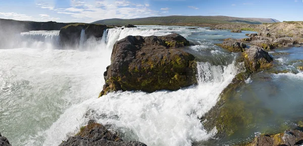 Ισλανδία: πανοραμική θέα του καταρράκτη Godafoss σε μια καλοκαιρινή μέρα — Φωτογραφία Αρχείου