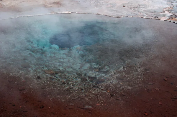 Islândia: uma fonte de água fervente na área de Geysir — Fotografia de Stock