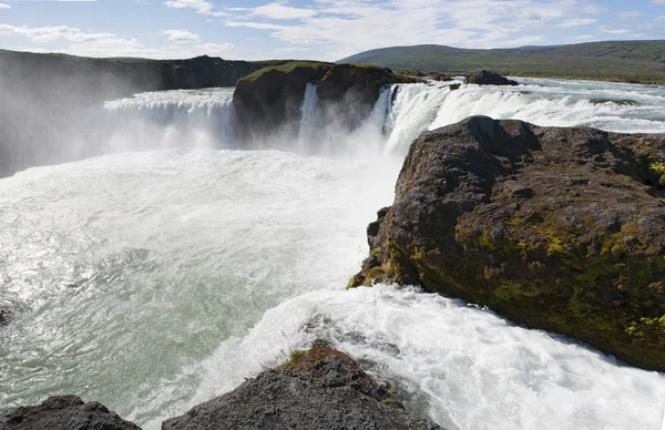 Islandia: vista panorámica de la cascada de Godafoss en un día de verano —  Fotos de Stock