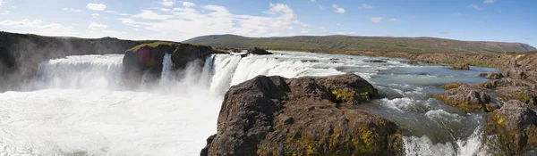 Islândia: vista panorâmica da cachoeira Godafoss em um dia de verão — Fotografia de Stock