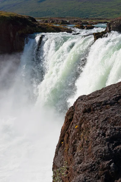 Islandia: vista panorámica de la cascada de Godafoss en un día de verano —  Fotos de Stock