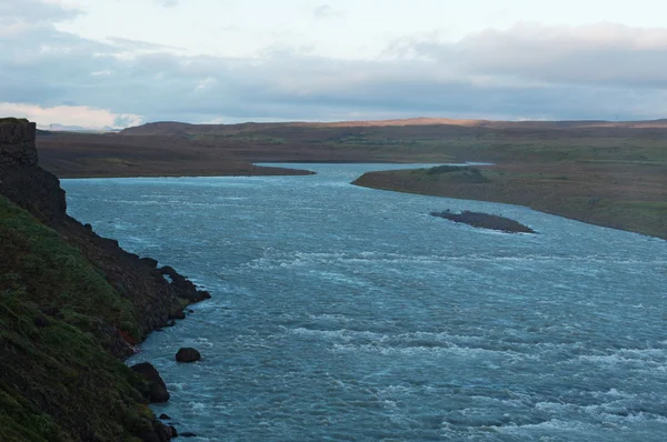Islandia: panoramiczny widok Hvta, rzeka płynie do wodospadu Gullfoss — Zdjęcie stockowe