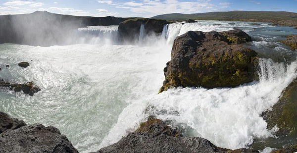 Ισλανδία: πανοραμική θέα του καταρράκτη Godafoss σε μια καλοκαιρινή μέρα — Φωτογραφία Αρχείου