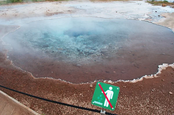 Islândia: uma fonte de água fervente na área de Geysir — Fotografia de Stock