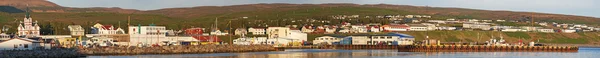 IJsland: panoramisch uitzicht op de haven en de stad van Husavik bij zonsondergang — Stockfoto