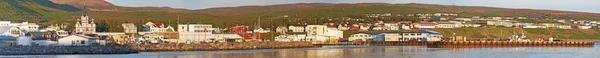 Island: panoramautsikt över hamnen och staden Husavik vid solnedgången — Stockfoto