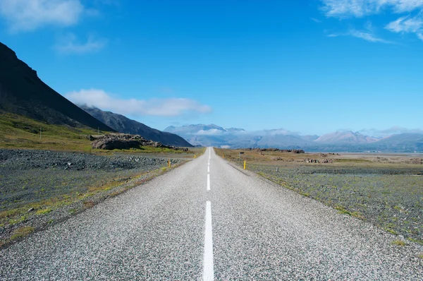Islândia, Europa: paisagem deslumbrante vista da Rota 1, da Rota do Anel, estrada nacional (1.332 quilômetros) correndo ao redor da ilha e conectando a maioria das partes habitadas do país e as principais atrações turísticas — Fotografia de Stock